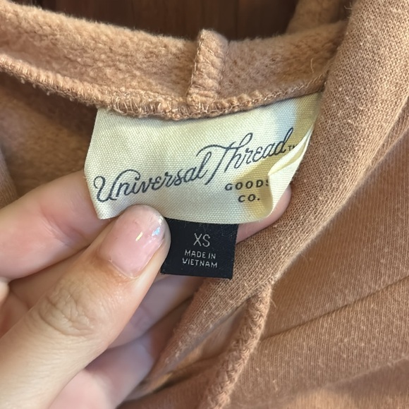 Universal Threads tan women’s sweatshirt - Picture 2 of 5